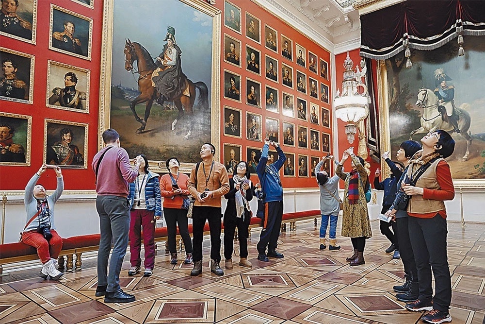    Для китайских туристов Эрмитаж - одна из обязательных к посещению туристических локаций. / Петр Ковалев / ТАСС