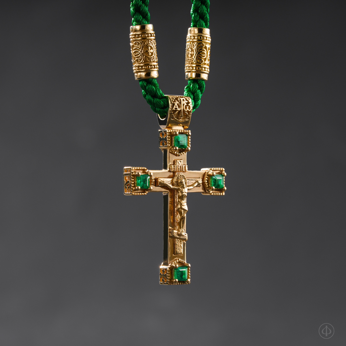 Крест из золота 750 с изумрудами Арт.017