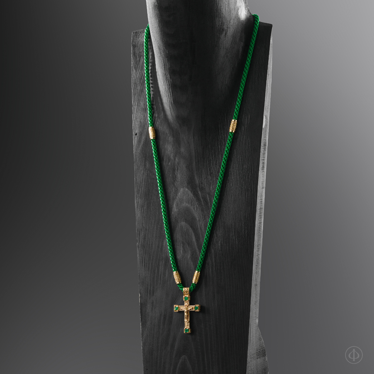 Крест из золота 750 с изумрудами Арт.017