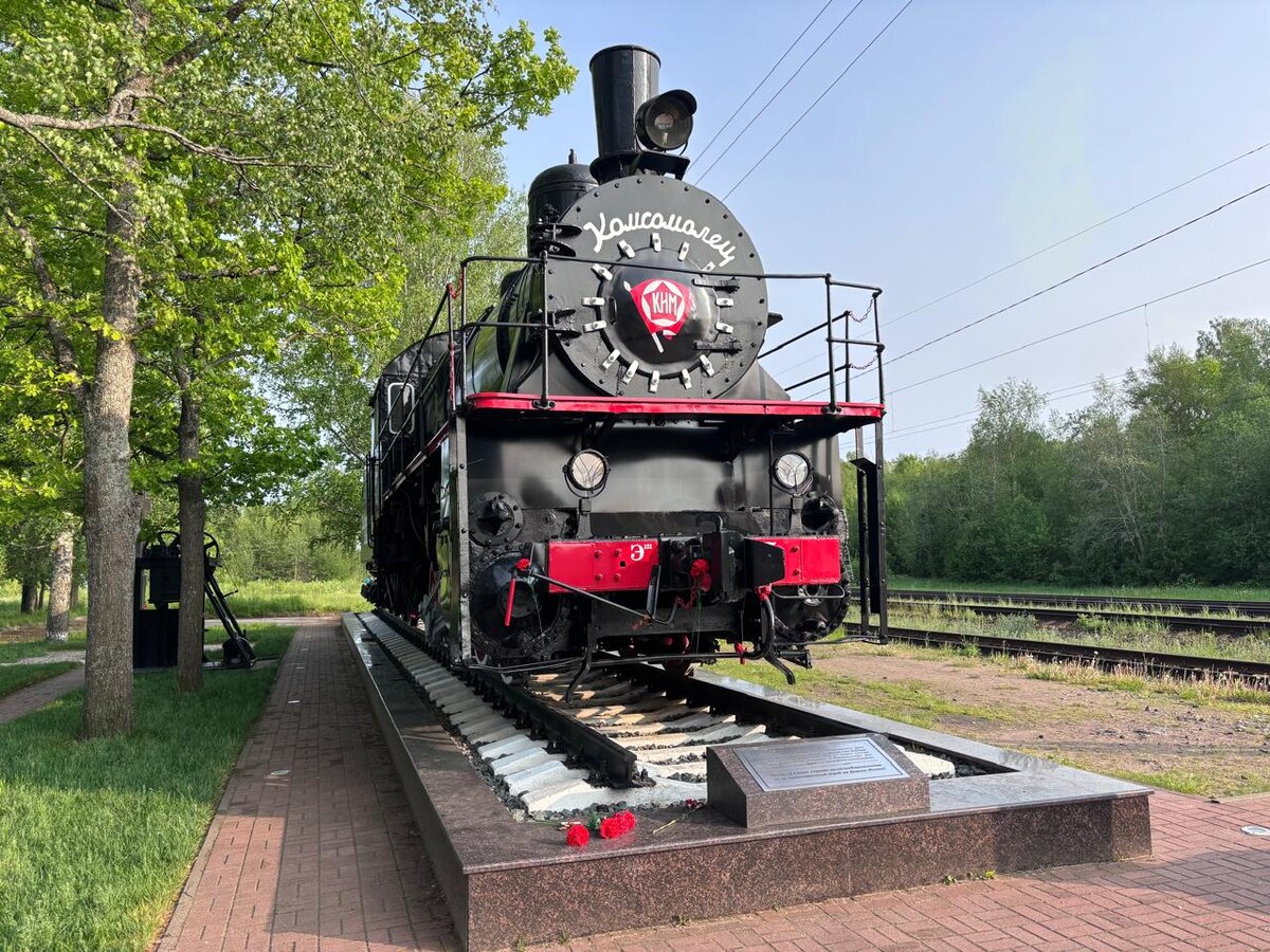 Паровоз ЭШ-4375 (Комсомолец) у ж/д станции Ладожское озеро, фото автора. Слева - дровокол