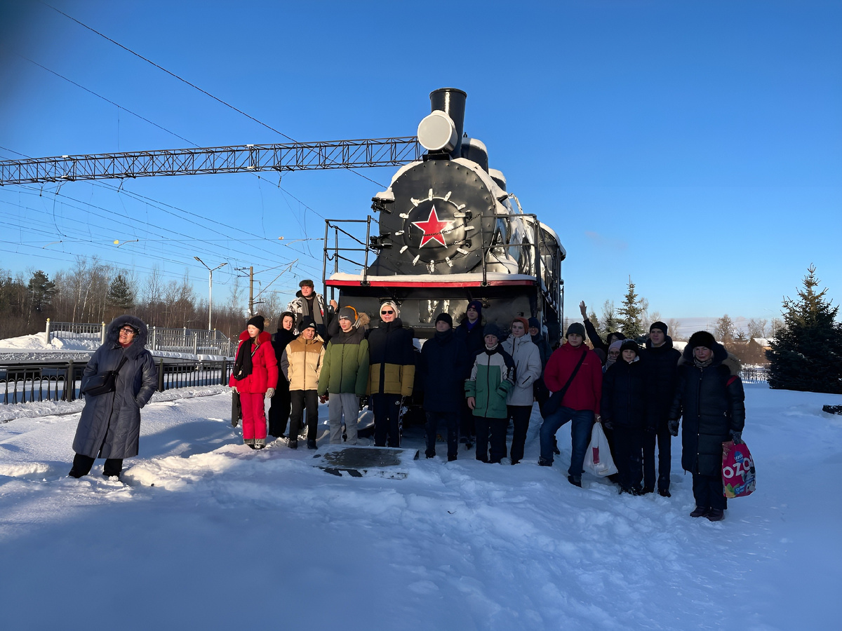 Паровоз Эм721-83, ж/д станция Петрокрепость, фото автора.