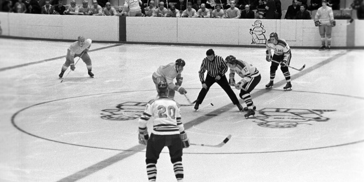 Фото из открытых источников (символика со Снеговиком на льду и бортах смотрелась великолепно)