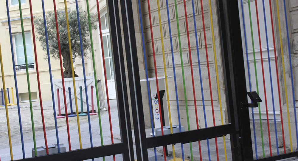 Имущество Google во Франции арестовали по заявлению российской «дочки»