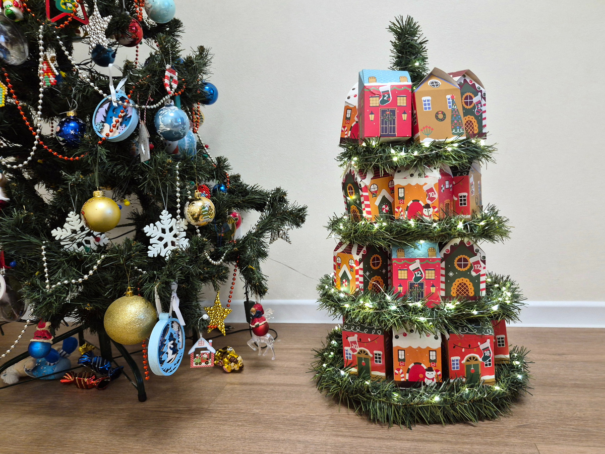 Наш адвент-календарь. На фото кривовато вышло, в жизни он смотрится лучше