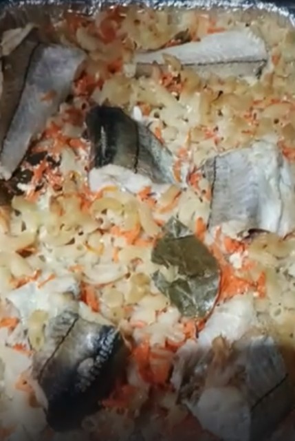 макарошки с овощами и рыбкой пикшей в духовке из личного архива
