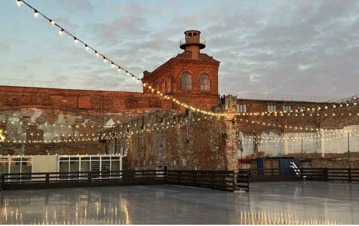 Каток среди руин. Брусницин. Фото из открытых источников.