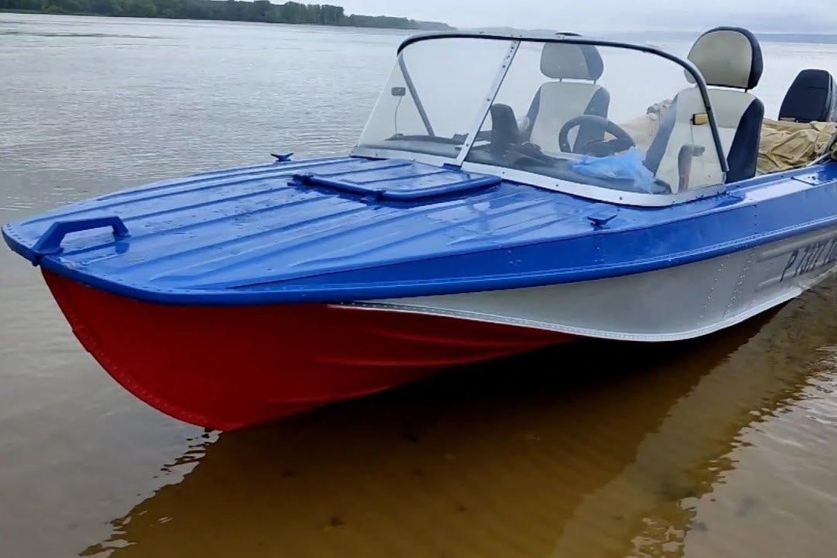    По версии отставного судьи, лодка двигалась со скоростью 30 км/час, и никакого препятствия на воде он не видел. скриншот из видео «Казанка 5М2» с канала «Братья в лодке»