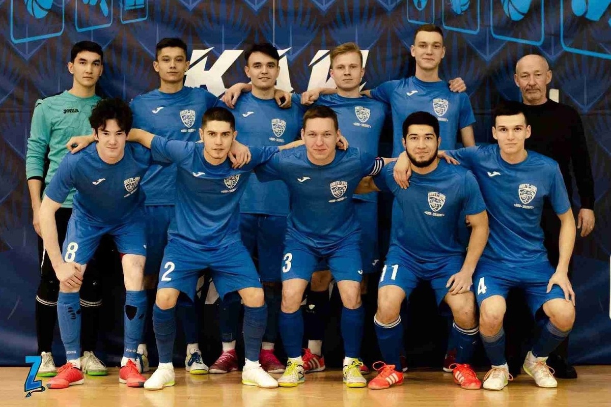    Павел Петухов (крайний слева в первом ряду) в команде КНИТУ-КАИ под руководством наставника Алексея Павлова. предоставлено Булатом Сунгатуллиным