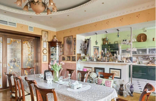 Столовая в квартире Долиной. ФОТО: соцсети.