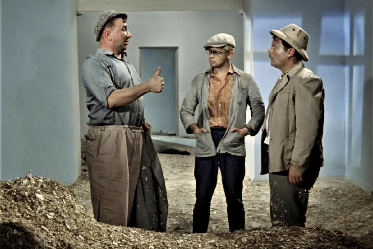 Универсальные рабочие бывают, в основном, в комедийных фильмах.