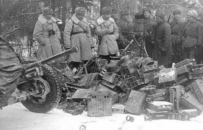 Откуда только оружие не попадало.