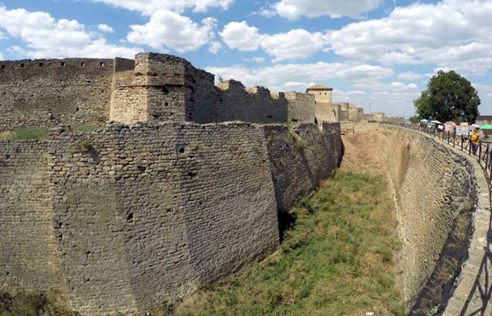 Подкопу мешал ров