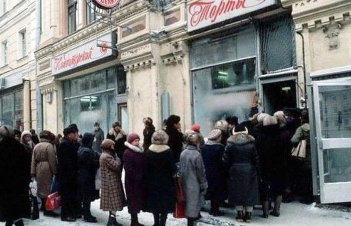 Торт выпускали большими партиями, но его все равно не хватало на всех покупателей!