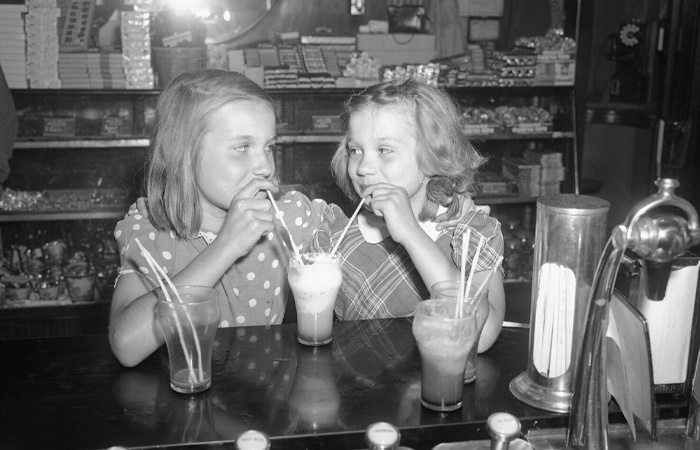 В коктейле попадались кусочки холодного мороженого.