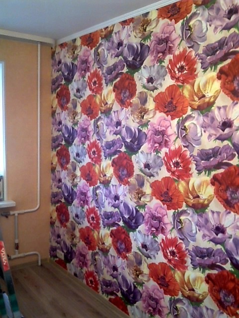 Фото: личный фотоархив. Моя работа. Процесс оклейки акцентной стены.