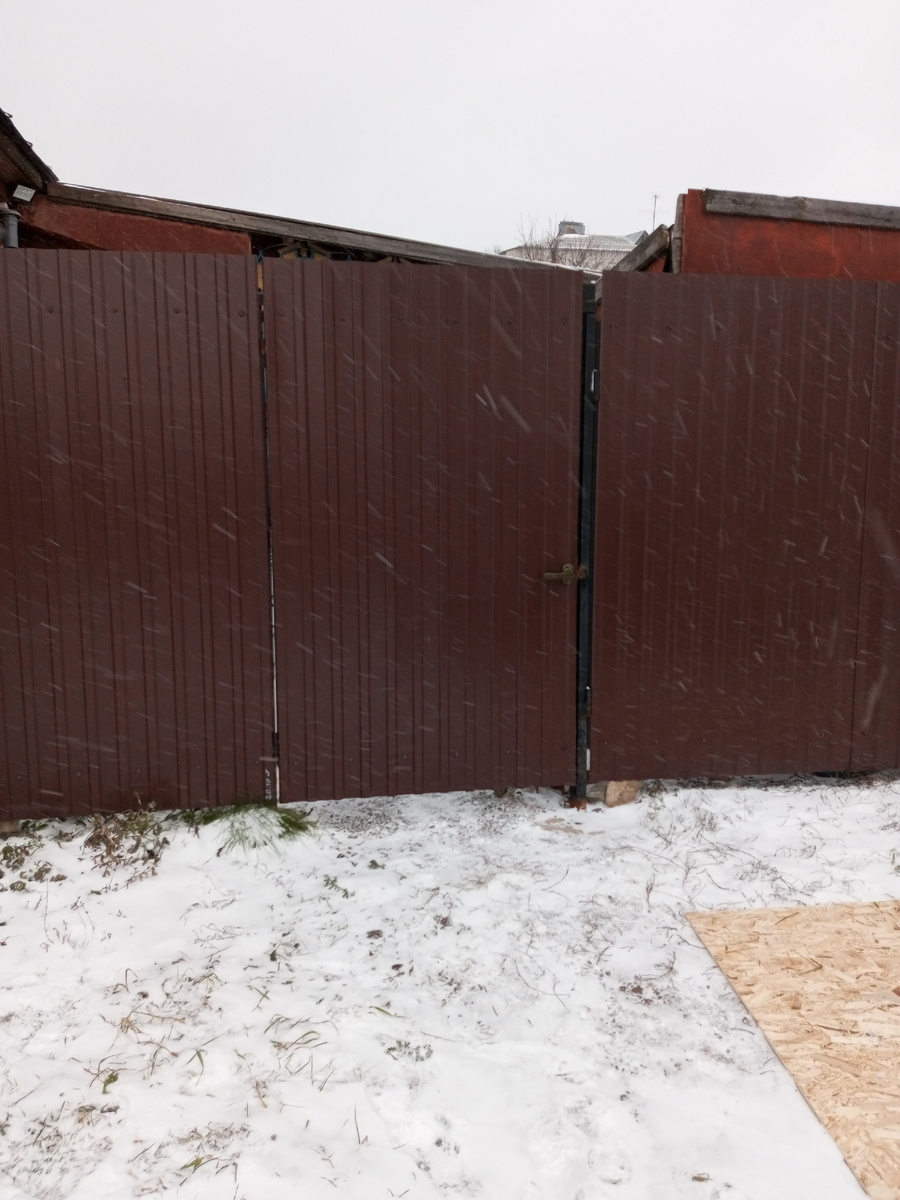 Что было, как будто даже цвет профнастила поменялся под цвет новой калитки... 