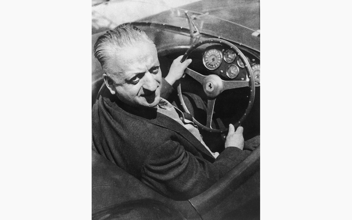 Evening Standard / Getty Images📷Апрель 1964 года: Энцо Феррари за рулем одной из своих машин