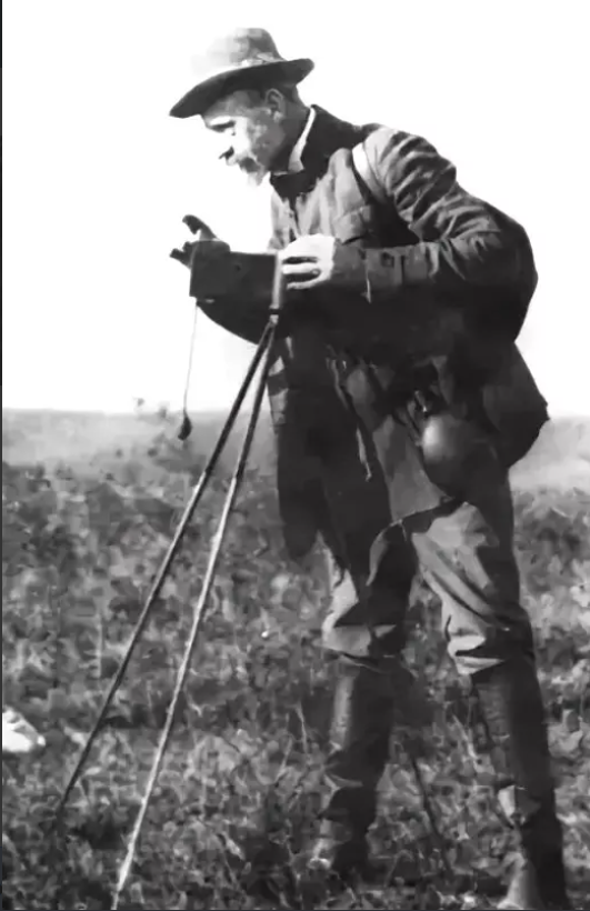 Г. И. Раев за работой