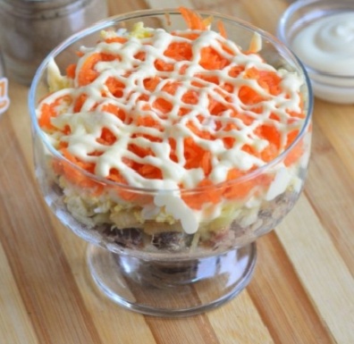 Салата из консервированной сайры с яблоком.