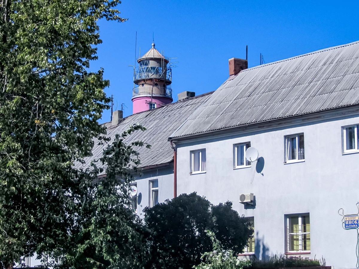 Балтийский маяк за крышами домов (сентябрь 2014)