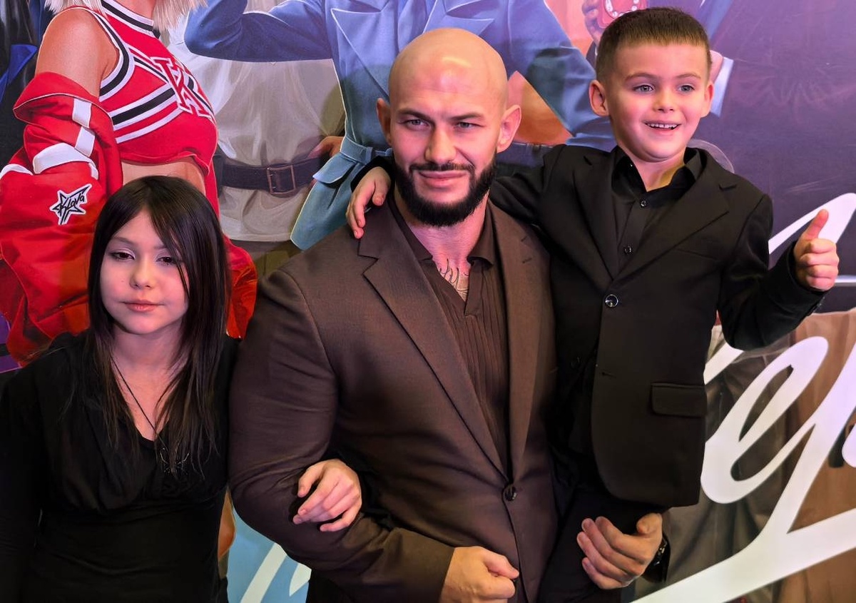    Джиган приехал на премьеру с дочерью Леей и сыном ДавидомФото Сергея Черных