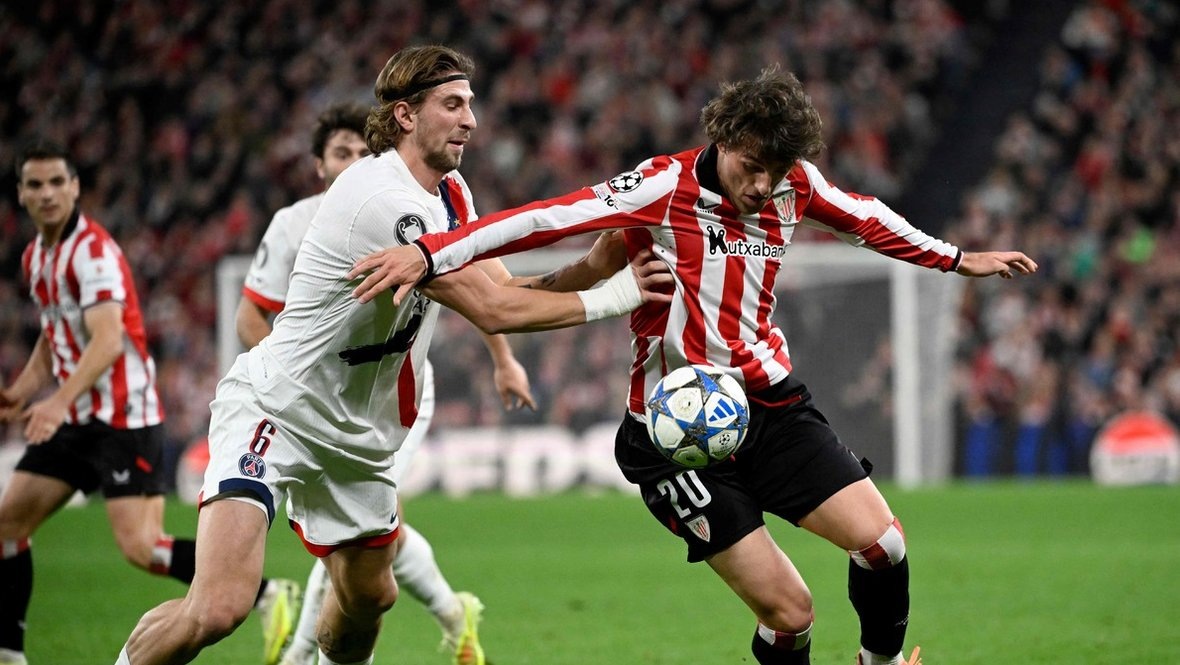    Илья Забарный и Унаи Гомес. AFP