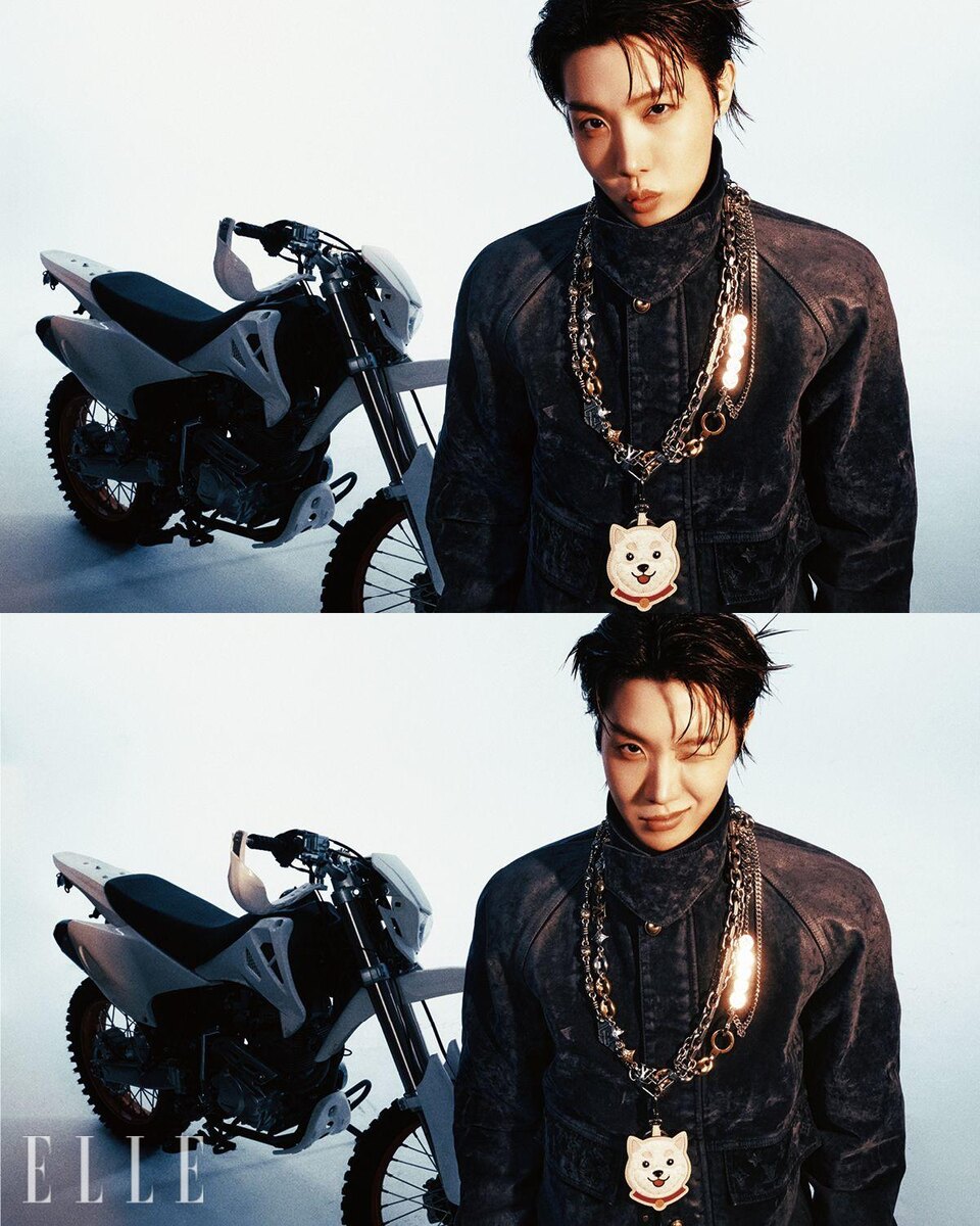 Джинсовая куртка с бархатным покрытием и монограммой, цепочка на шее и брелок в виде собачки Джиндо, который носит Джей-Хоуп, — все это от Louis Vuitton. 