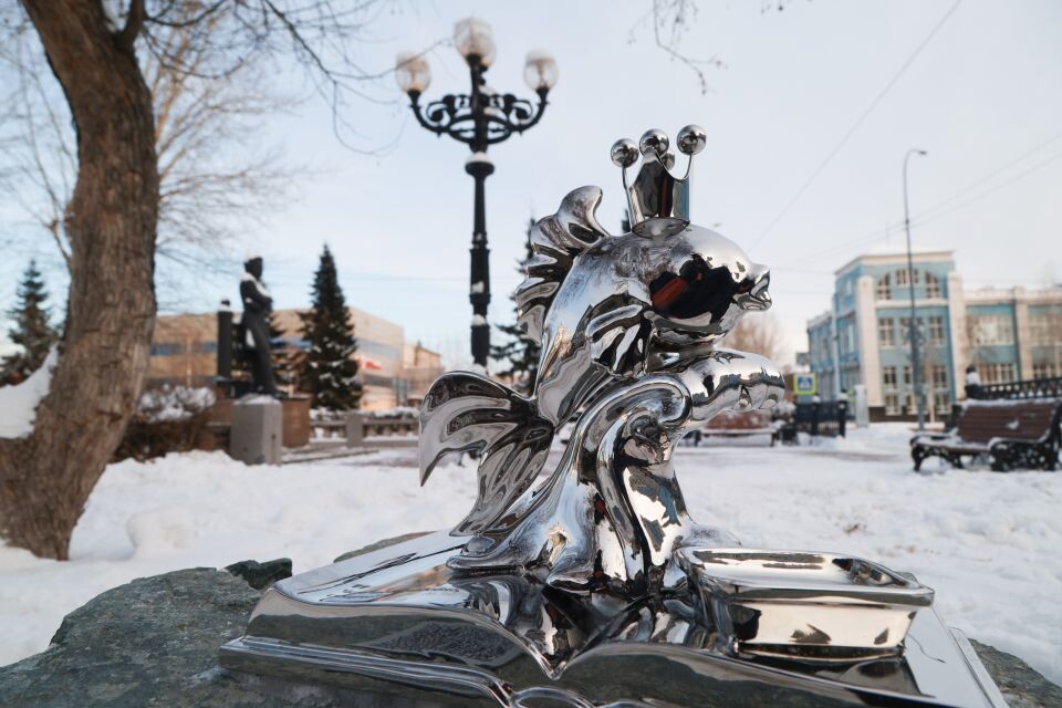    Арт-объекты с литературными цитатами в центре Барнаула. Декабрь 2025 года. Источник: Олег Укладов