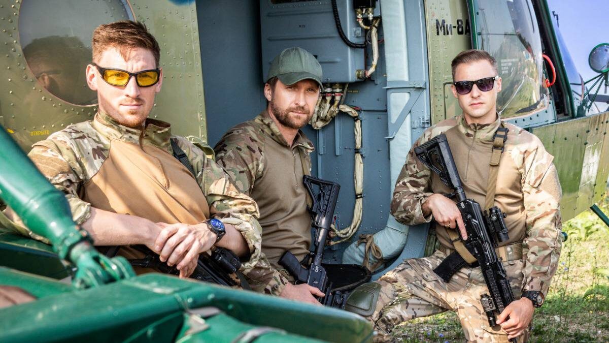    Актеры Марк Овчинников, Дмитрий Пчела и Станислав Вивер (Ткаченко) на съемках остросюжетного сериала «Спецы», в основу которого легли реальные события. Образы героев — собирательные, списанные с подлинных бойцов Центра специального назначения ФСБ России / Фото: РЕН ТВ