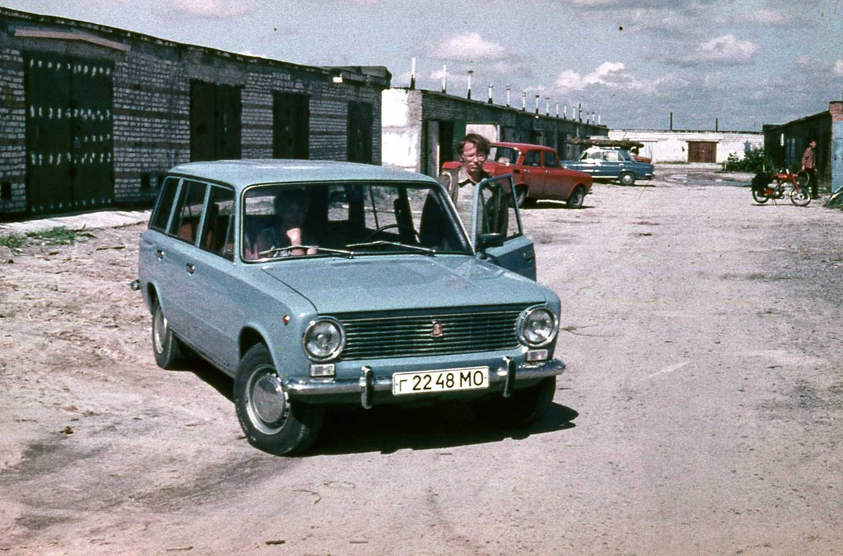 Гаражный кооператив на востоке города до аварии. О нём будет написано ниже. Обратите внимание на номера «Двойки» судя по всему - гости из Москвы