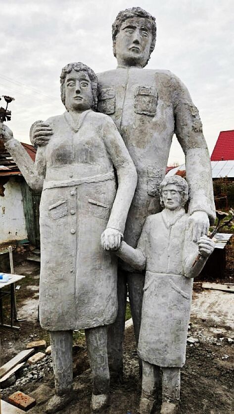 Памятник «Семья солдата СВО» в Троицке. Скульптурная группа, которая по мнению жителей, не вписалась в облик города.