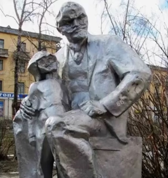 Улица Ленина в Троицке, у здания Совета ветеранов — планируемое место для памятника. Какие памятники достойны публичного пространства?