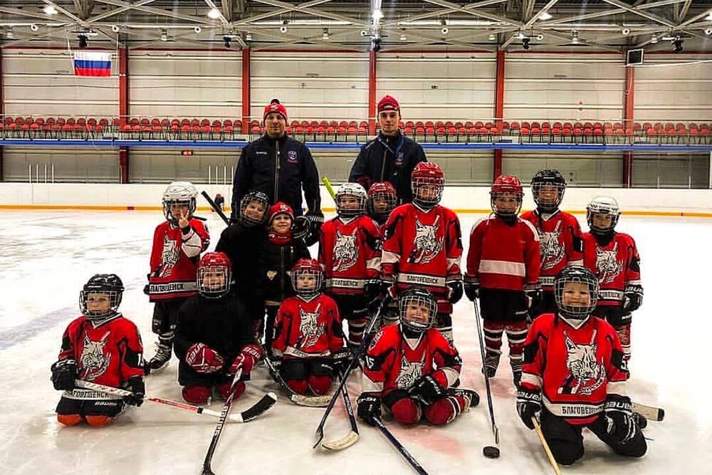    Александр Кузнецов вместе со своей хоккейной командой, когда работал детским тренером. Фото из архива героев публикации