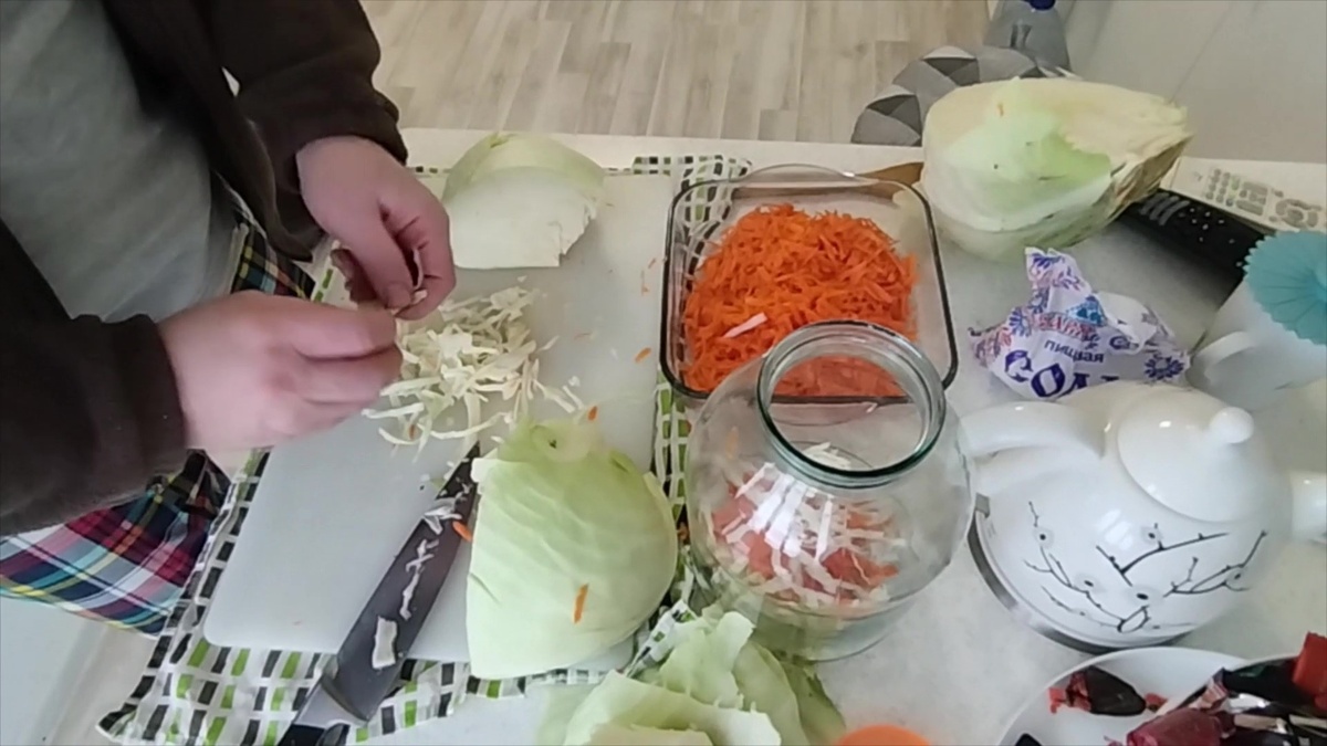 Муж капусту квасит