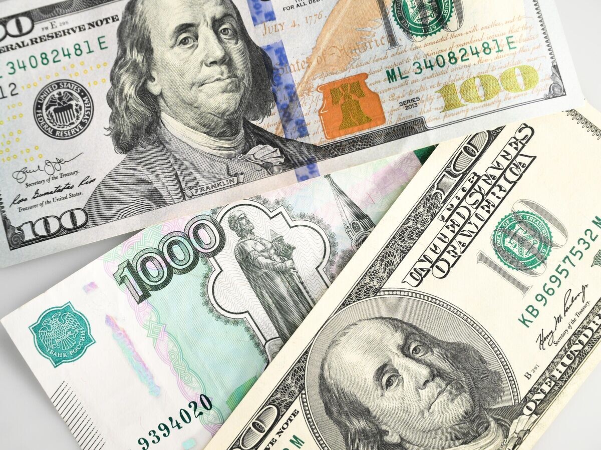    Денежные купюры Банка России и долларов США© РИА Новости . Владимир Астапкович