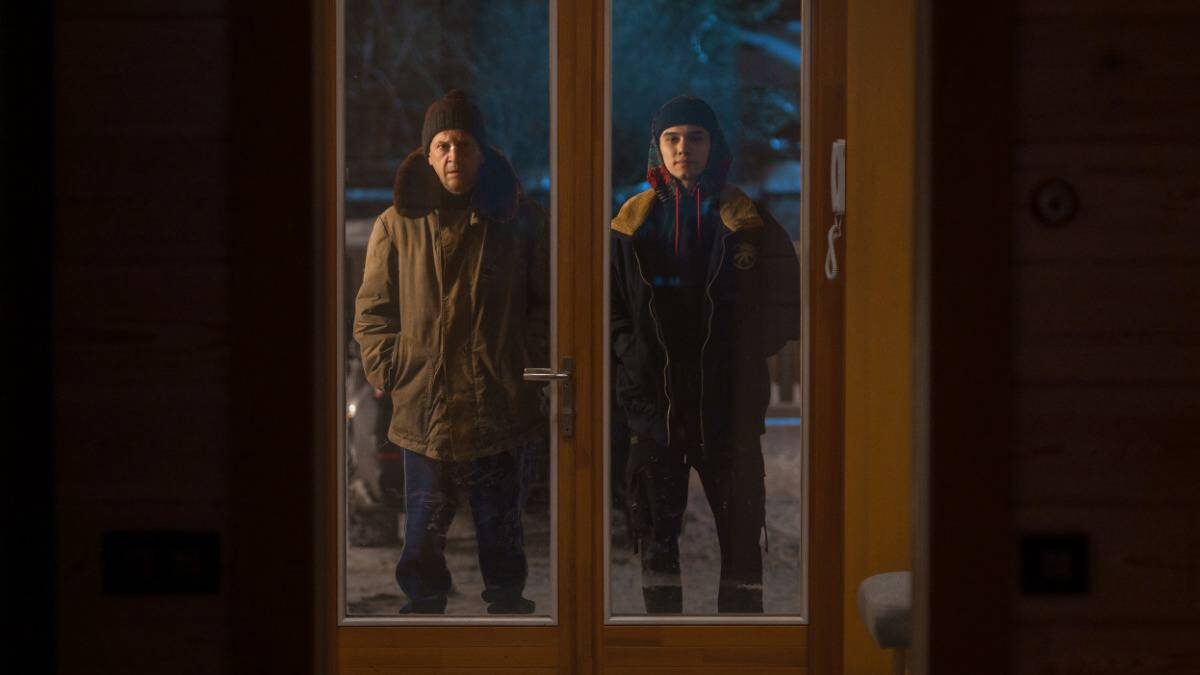    Кадр из сериала «Подслушано в Рыбинске». Актер Тимофей Трибунцев в роли журналиста рыбинской газеты Юры Мальцева и Рузиль Минекаев в роли Саши Ширманова (Ширмик) / Фото: НТВ PREMIER