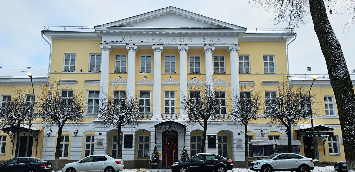 Дом Дворянского собрания, с мая 1918г. - Дом Советов, ныне филармония.