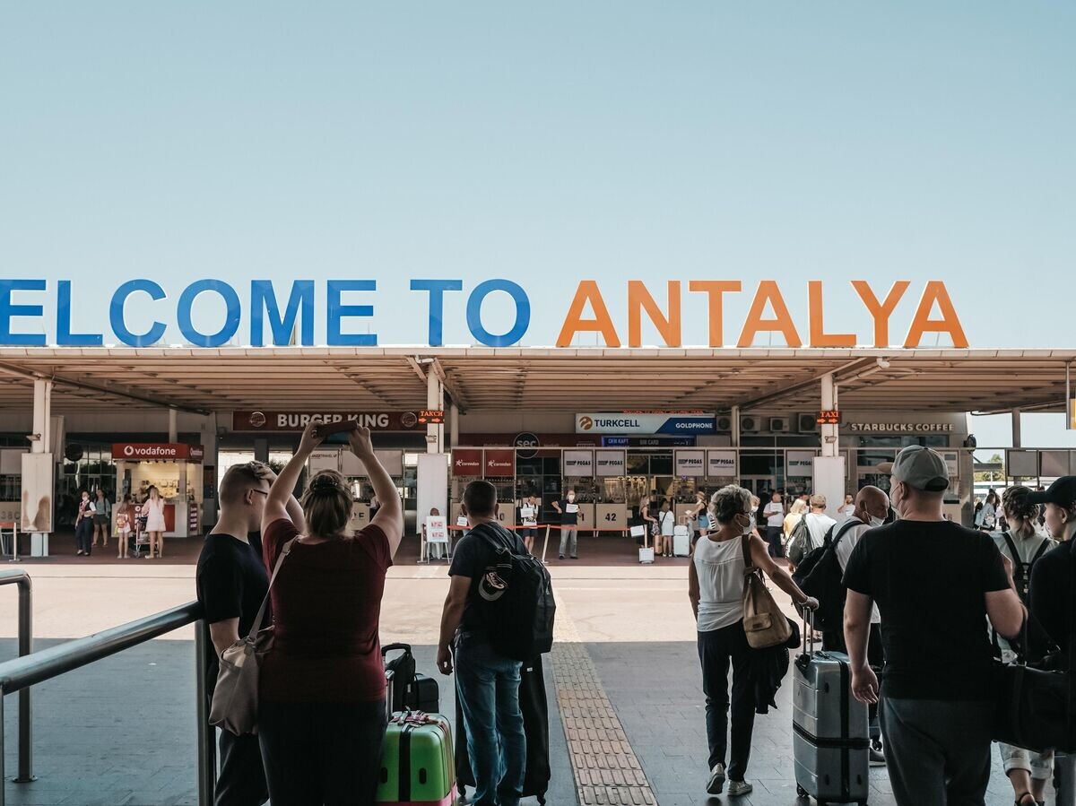    Отдыхающие и туристы прибывают на курорты Антальи | © iStock.com / Uladzimir Zuyeu