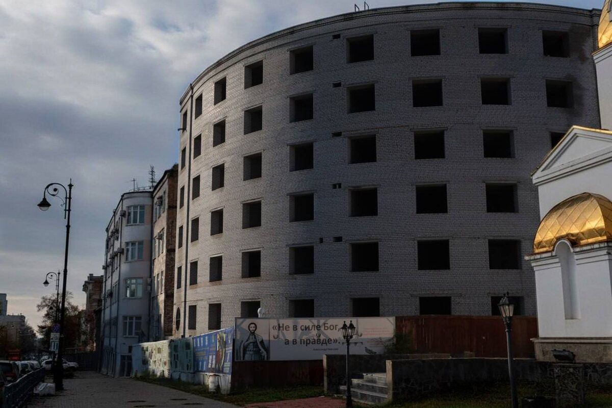 Так сейчас выглядит недострой, появившийся на месте сгоревшего более четверти века назад здания ГУМВД России по Самарской области