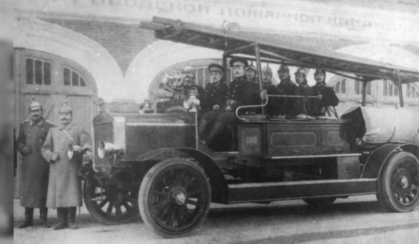 Пожарный автомобиль американского производства 1-й Суйфунской пожарной части в 1913 г., – из архива ОИАК.