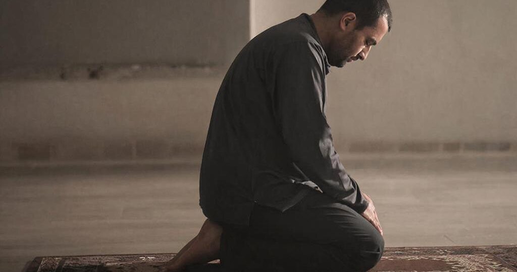 Астраханцев призвали отказаться от публичного намаза