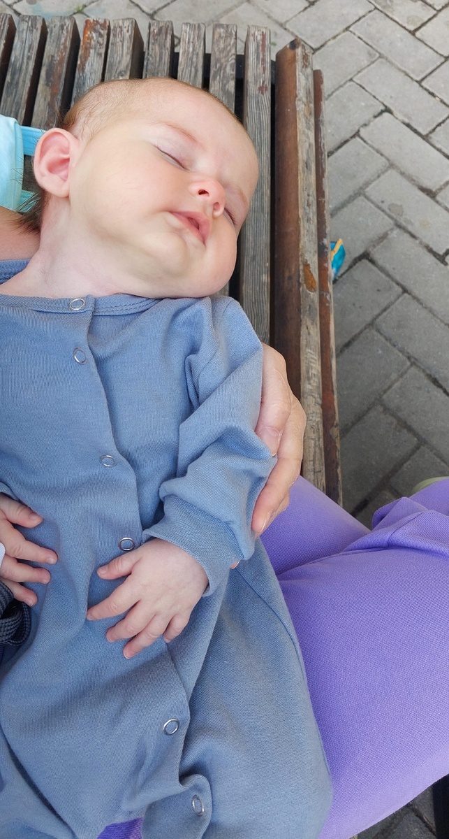 30 сентября. Ещё очень тепло, но детки на улице в тонких шапочках и утеплённых костюмчиках. И наша душа в тонком трикотажном слипе))) 