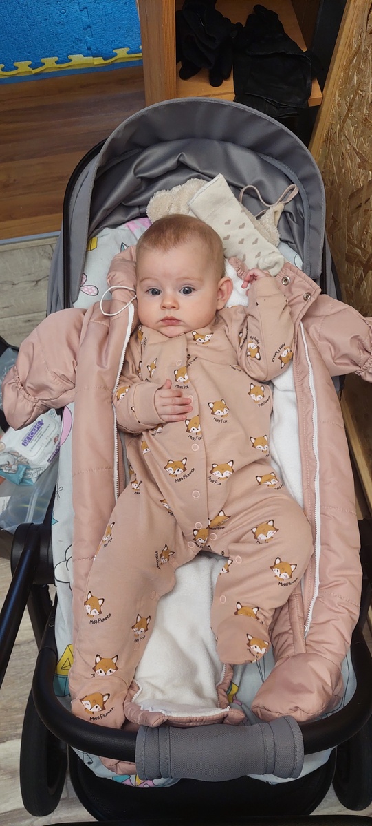 Собираемся гулять. На улице плюс 3, поэтому одеваемся неплотно: два трикотажных слипа, махровые носочки, двуслойная демисезонная шапочка и демисезонный комбез. 