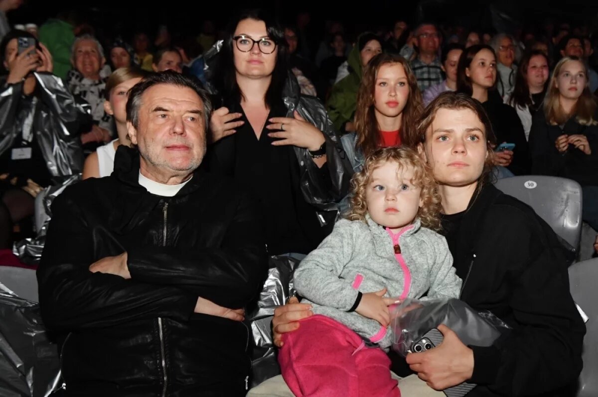    Алексей Учитель с супругой Софьей Мелединой и дочерью Ниной.