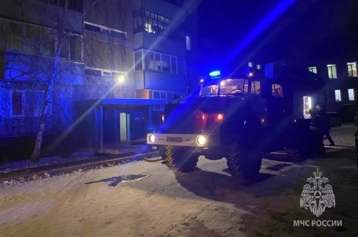    В Саяногорске пожарные спасли из горящей квартиры трёх человек