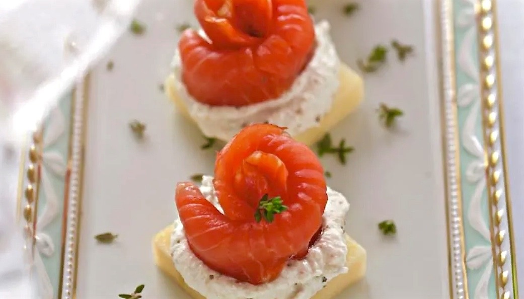 Яблочные тартинки с копченым лососем и сливочным соусом из корня хрена.