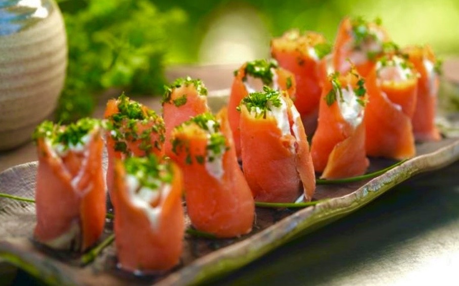 Фаршированные рулетики из слабосоленой красной рыбы с начинкой из сыра, оливок и зелени.