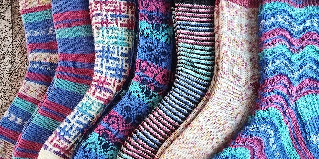 7 пар разных носков из одной секционной пряжи - показываю наглядно, для чего ее резать