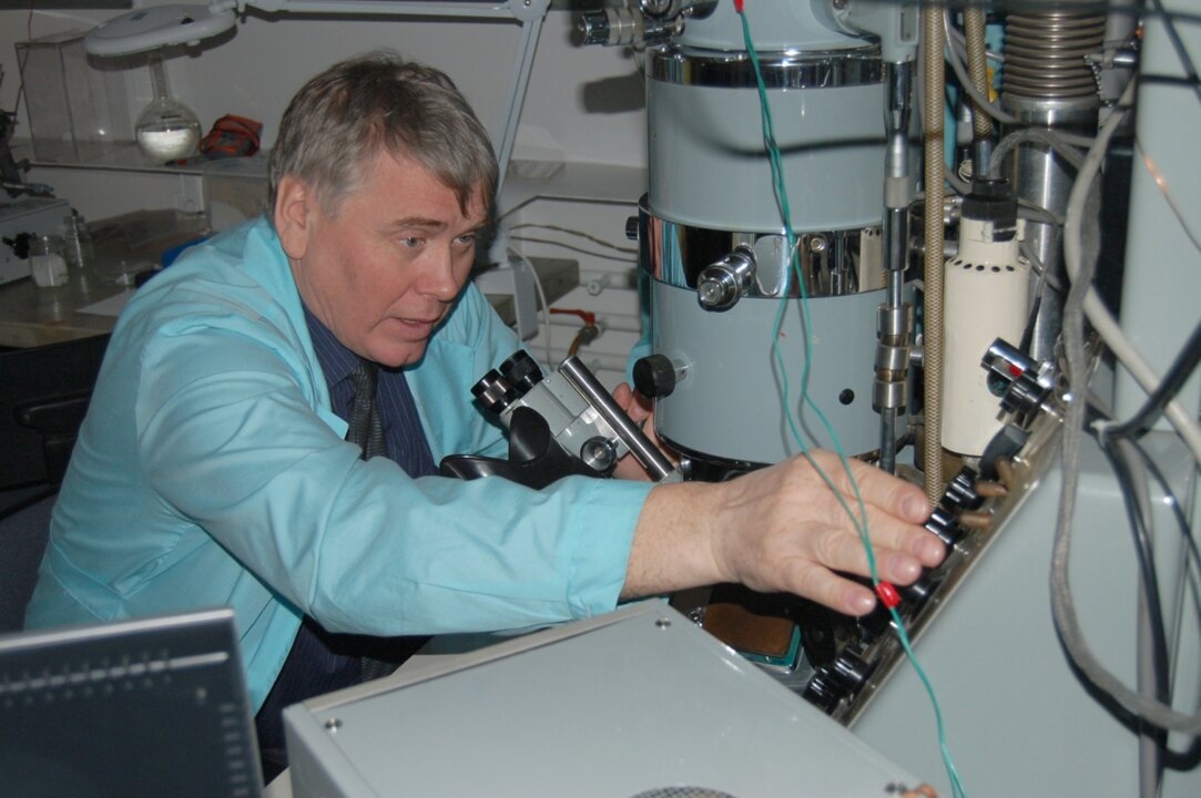    Александр Латышев за работой на сверхвысоковакуумном отражательном электронном микроскопе. Фото предоставлено пресс-службой ИФП СО РАН