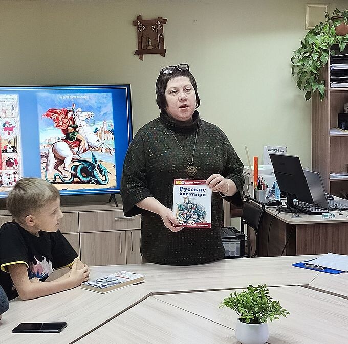 Бикетова Наталья Юрьевна показывает детям книгу «Русские богатыри»